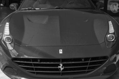 Miami Beach, Florida ABD - 15 Nisan 2021: Kırmızı Ferrari California Roadster, yakın çekim.