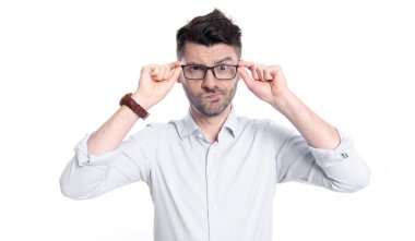 Şaşkın erkek gözlüğü gözlüğü. Gözlüklü şaşkın adamın fotoğrafı. Beyaz arka planda izole edilmiş göz giysisi giymiş kafası karışık bir adam. Stüdyoda göz takan kafası karışık bir adam..