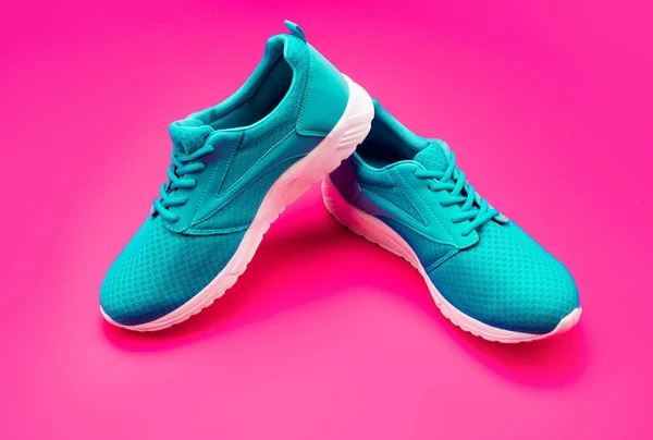 购物概念 训练用的鞋子 跑腿用的运动服 一双舒适的运动鞋 运动鞋蓝色运动鞋 粉色背景的鞋子 — 图库照片