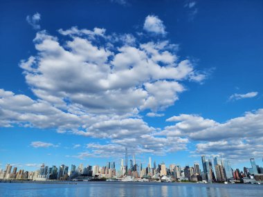 Kentsel mimari. Manhattan şehir merkezi. Metropolitan şehri. Büyük şehir manzarası. New York şehir merkezi. Manhattan silueti. New York şehri. New York 'un gökdelen şehri. İkonik NYC simgeleri.