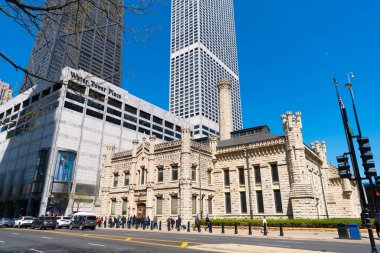 Chicago, ABD - 27 Nisan 2023: Şikago Bulvarı mimari binası Su Kulesi 'nin yanındaki.