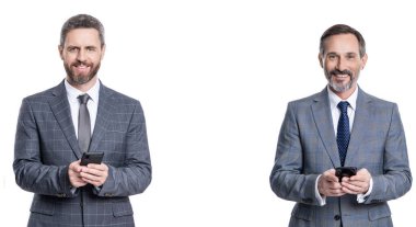 Blogda sohbet eden iki iş adamı. Telefondaki mesajlaşan iş adamları beyazdan izole edilmiş. İş mesajlaşması. İnternet işi. Takım elbiseli iş adamları telefon kullanır. İleti bildirimi.