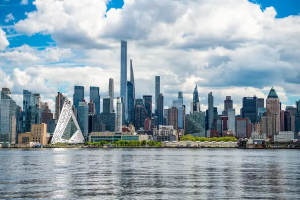 美国纽约市 2023年5月5日 曼哈顿的城市景观反映了其人民的精神 大都市 — 图库照片