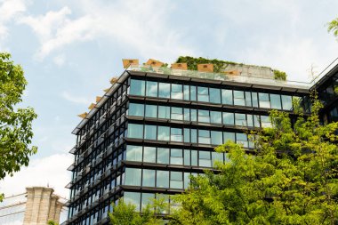 bina mimarisi. Dış görünüş tasarımlı mimari. şehir tarzı. Modern şehir binası. Metropolis City 'de inşaat mimarisi. Şehir merkezinde evi olan bir şehir. Dış taraftaki bina..