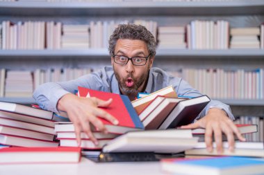 Okul kütüphanesindeki kitap kurdu ineği. Üniversite profesörü öğrenme ve öğrenme. Okul eğitimi. Okula dönüyorum. Kitaplı üniversite eğitimi. Okul öğretmeni eğitimi sever. Eğitimsel görevler.