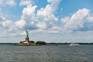 Manhattan 'lı New York' taki Özgürlük Heykeli. Turizm konsepti. Özgürlük heykeli. New York şehir manzarası nehrinin üzerinde Özgürlük Anıtı. Mimari ve bina. New York 'un simgesi.