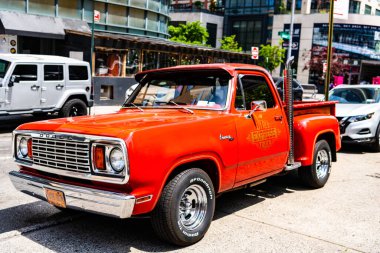 New York City, ABD - 12 Mayıs 2023 Dodge Warlock klasik pikap kırmızı retro araba, yan görüş.