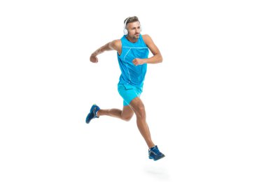 Koşucu koşmadan önce vücudu esnetti. Spor koşucusu kulaklıkla müzik dinler. Koşucu spor antrenmanında koşuyordu. Beyazlar izole olmuştu. Bir sabah spor koşucusu stüdyoda koşar..