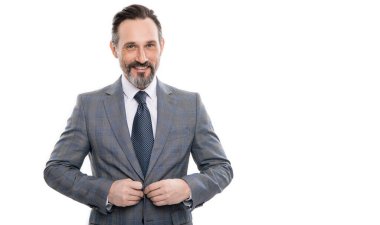 Ofis müdürü. İşadamı beyazdan izole edilmiş. Takım elbiseli bir iş adamı. Olgun iş adamı. İş adamı portresi. Başarılı bir iş. Girişimcinin başarısı. Boşluk afişini kopyala.