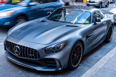 New York City, ABD - 09 Ağustos 2023: Mercedes Benz AMG GT 2018 spor araba, köşe görüş.