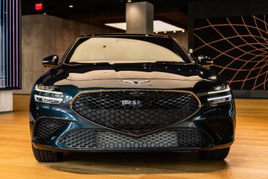 New York, ABD - 06 Ağustos 2023: Hyundai Electric Genesis G80 siyah araba ön görüntüsü.