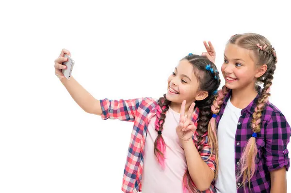 Amigos Escolares Niños Niñas Haciendo Selfie Teléfono Capturar Vídeo —  Fotos de Stock