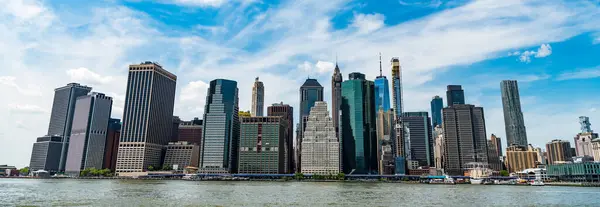城市的摩天大楼 摩天大楼的摩天大楼 城市景观天际线 纽约市New York City 纽约市中心的建筑 市中心的现代摩天大楼 建筑壮举 — 图库照片