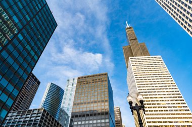 Metropolis City 'deki modern bina. Metropolis City 'de bir gökdelen. Şehir merkezinde gökdelen var. Metropolis mimarisi. Gökdelen mimarisi. Camsı yüzlü bir gökdelen. ofis bloğu.