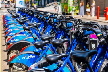 New York City, ABD - 12 Mayıs 2023: açık şehir parkında park edilmiş bisiklet kiralama.