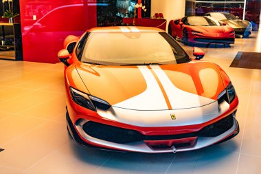 New York City, ABD - 09 Ağustos 2023: Ferrari 296 GTS 2022 sergi salonunda akort edilmiş spor araba, ön manzara.