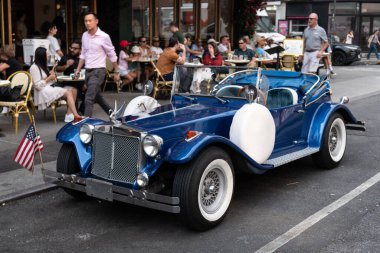 New York City, ABD - 30 Haziran 2023: Excalibur Serisi III phaeton klasik araba ön görüntüsü park edilmiş.