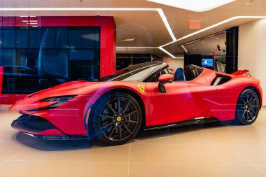 New York City, ABD - 09 Ağustos 2023: Ferrari SF90 Stradale Supercar spor arabası sergi salonunda, alçak manzara.