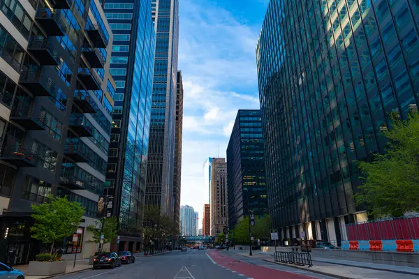 Chicago, ABD - 28 Nisan 2023: Gökdelen binaları ve gökyüzü tarafından korunan Chicago Caddesi.