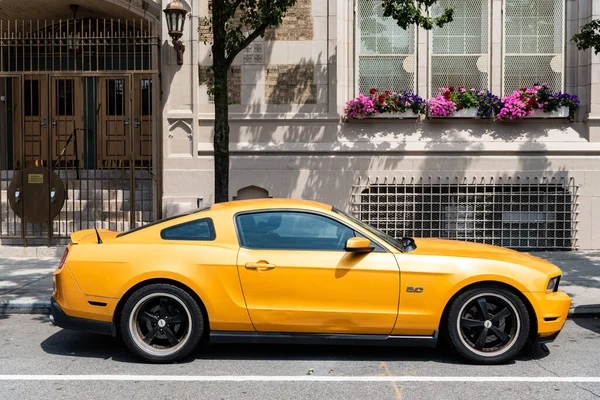 Νέα Υόρκη Ηπα Αυγούστου 2023 2011 Ford Mustang Κίτρινο Αυτοκίνητο — Φωτογραφία Αρχείου