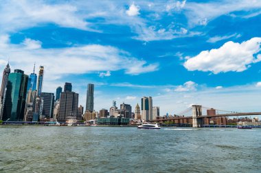 Manhattan 'ın gökdeleni. Şehir merkezindeki modern gökdelen manzarası. Manhattan 'ın gökdelen silueti. New York şehri. Manhattan, New York 'taki doğu nehri şehri. şehir görünümleri.