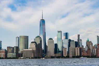 New York şehri. New York 'un gökdelen binası. Şehir mimarisi. Manhattan ve Hudson River şehir merkezinde. Metropolitan şehri. Büyük şehir manzarası. New York şehir merkezi. Manhattan silueti. Manhattan hayatı.