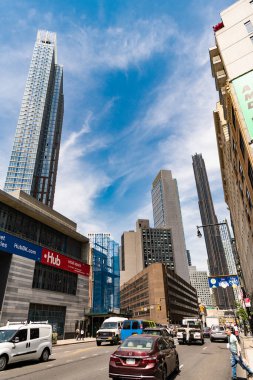 New York City, ABD - 12 Mayıs 2023: Brooklyn şehir merkezi sokak manzaralı.