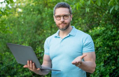 Programcı hatta. Programcı açık havada. Bilgisayarda çalışan programcı. Bilgisayarda programcının fotoğrafı..