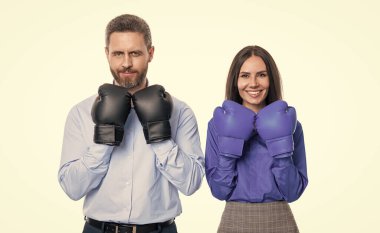 Boks eldivenli iş arkadaşları. İş arkadaşları beyazları izole ediyor. Meslektaşları iş kavgası yapar. Profesyonel iş arkadaşlarının stüdyo fotoğrafları..