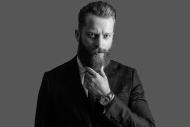 Takım elbise ve yakışıklı CEO kravatı. Takım elbiseli şirket yöneticisi gri arka planda izole edilmiş. İş CEO 'su resmi kıyafet giyer. Stüdyo CEO 'su..