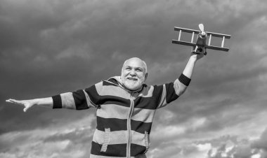 Mutlu emeklilik. Oyuncaklı emekli emekli. Emekli yaşlı adam dışarıda. Emekli olan yaşlı adam gökyüzü geçmişinde.