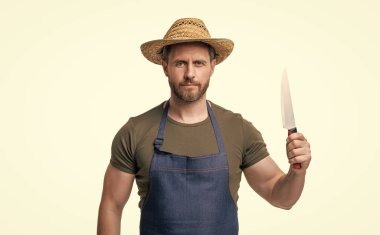 Önlüklü ve şapkalı kasap bıçağı beyaz arka planda izole edilmiş..