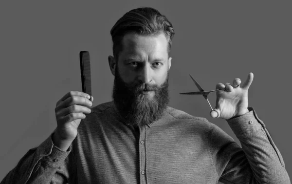Homem Segurando Tesoura Barbeiro Pente Barbeiro Com Penteado Barbeiro Fazendo — Fotografia de Stock