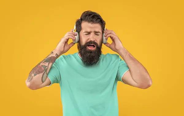 Skäggig Kille Njuter Musik Hörlurar Isolerad Gul Bakgrund Killen Lyssnar — Stockfoto