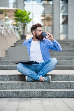 Man Freelancer 'ın bilgisayarında video kaydı var. Freelancer 'ın dışarıda görüntülü görüşmesi var. Freelancer 'ın kahve molasında video görüşmesi var. Man Freelancer 'ın dışarıyla görüntülü görüşmesi var..