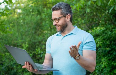 Bilgisayarda çalışan mutlu programcı. Bilgisayarda programcının fotoğrafı. Programcı hatta. Programcı dışarıda çevrimiçi.