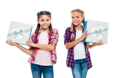 Doğum günü hediyesi kutusu. Çocuklar hediyeyi paylaşır. Arkadaşa hediye. Alışveriş hediye kutusu. Kutuları olan çocuklar. Doğum günün kutlu olsun. Ellerinde kutu olan kızlar..