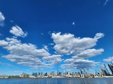 Kentsel mimari. Manhattan şehir merkezi ve metropol şehri. Büyük şehir manzarası. New York şehir merkezi. Manhattan silueti. New York şehri. New York 'un gökdelen binası. Manhattan 'daki çatı katları.