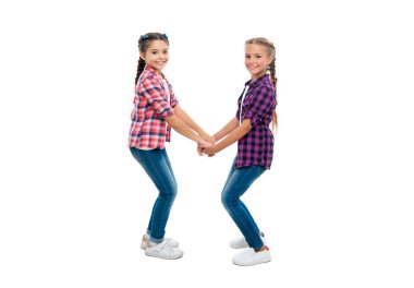 Kızların kardeşliği ve arkadaşlığı çocukların arkadaşları eğleniyor ve çocuklukta zıplıyorlar..