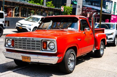 New York City, ABD - 12 Mayıs 2023 Dodge Warlock klasik pikap kırmızı retro araba, köşe manzaralı.