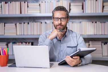 Erkek için eğitim. İşyerindeki uzaktan kumandalı insan ağı. Görüntüler konferansta. Esaslı bir kavram. İnsanoğlu için çevrimiçi webinar eğitimi. Webinar kursu çevrimiçi. Adam internette ders çalışıyor. Erişilebilir eğitim.