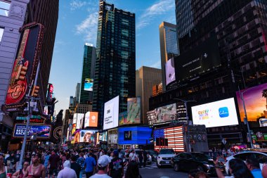 New York City, ABD - 23 Temmuz 2023: Times Meydanı Turistik Tesis 'teki insanlarla dolu.