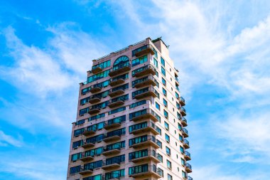 Dış taraftaki bina. Gökdelen mimarisi. Ön cepheli bir gökdelen. Modern şehir binası. Metropolis City 'de bir gökdelen. Şehir merkezinde gökdelenli bir şehir. konut yüksek binası.