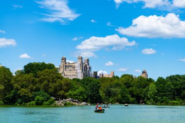 New York, ABD - 22 Temmuz 2023: Manhattan 'ın göl ve bina manzaralı Central Park.
