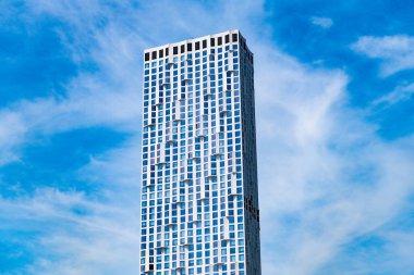 Metropolis City 'deki modern bina. Metropolis City 'de bir gökdelen. Şehir merkezinde gökdelenli bir şehir. Metropolis mimarisi. Gökdelen mimarisi. Camsı yüzlü bir gökdelen. yüksek katlı.