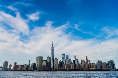 Manhattan ve Hudson River şehir merkezinde. Metropolitan şehri. Manhattan 'daki çatı katları. New York şehir merkezi. Manhattan silueti. New York şehri. New York 'un gökdelen binası. Kentsel mimari.