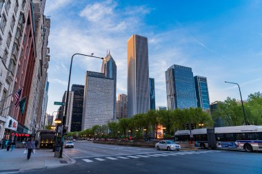 Chicago, ABD - 28 Nisan 2023 Chicago şehir merkezi Michigan Bulvarı Şehir sokak mimarisi ile Muhteşem Mil.