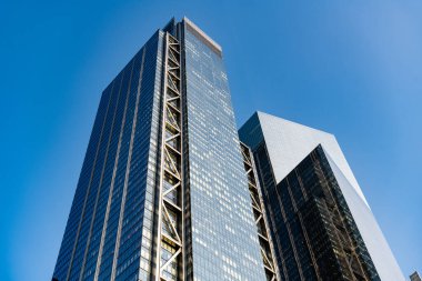 Gökdelen mimarisi. Camsı yüzlü bir gökdelen. Modern şehir binası. Metropolis City 'de bir gökdelen. Şehir merkezinde gökdelenli bir şehir. Dışarıdaki ofis binası. modern şehir.