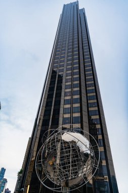New York City, ABD - 4 Ağustos 2023: Trump International Hotel ve Tower dışındaki Columbus Circle 'da Globe Heykel Mimarisi.