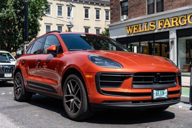 New York City, ABD - 05 Ağustos 2023 Porsche Macan T SUV Önde ve yan manzaralı, yolun soluna park etmiş.